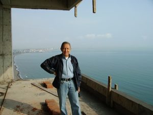 Construcción del primer edificio de condominios